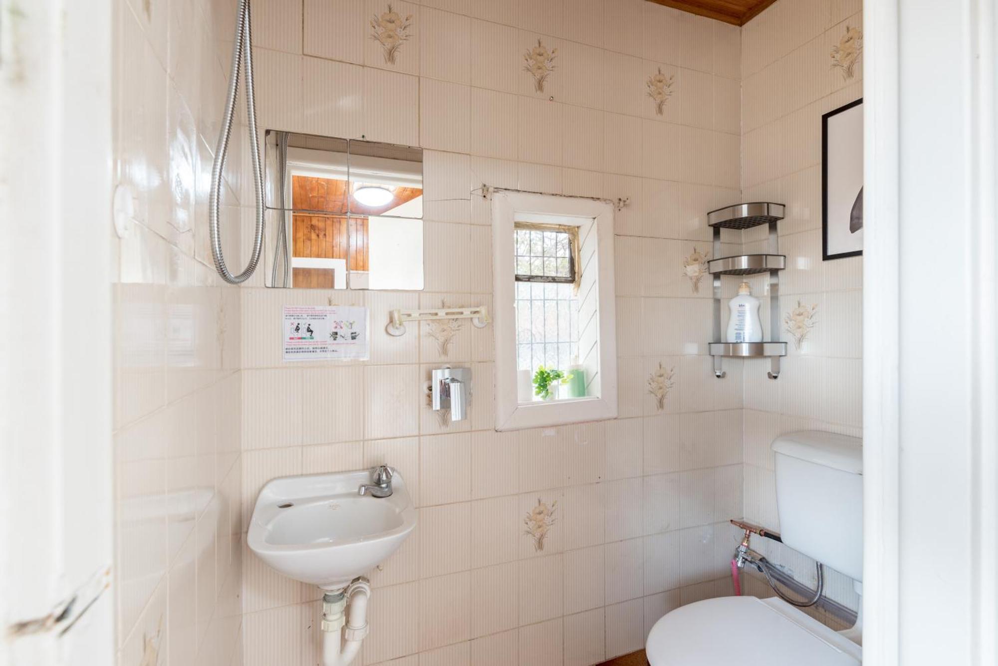 Bright King - Waterfront - Near Stations - Shared Bathroom Guest house *