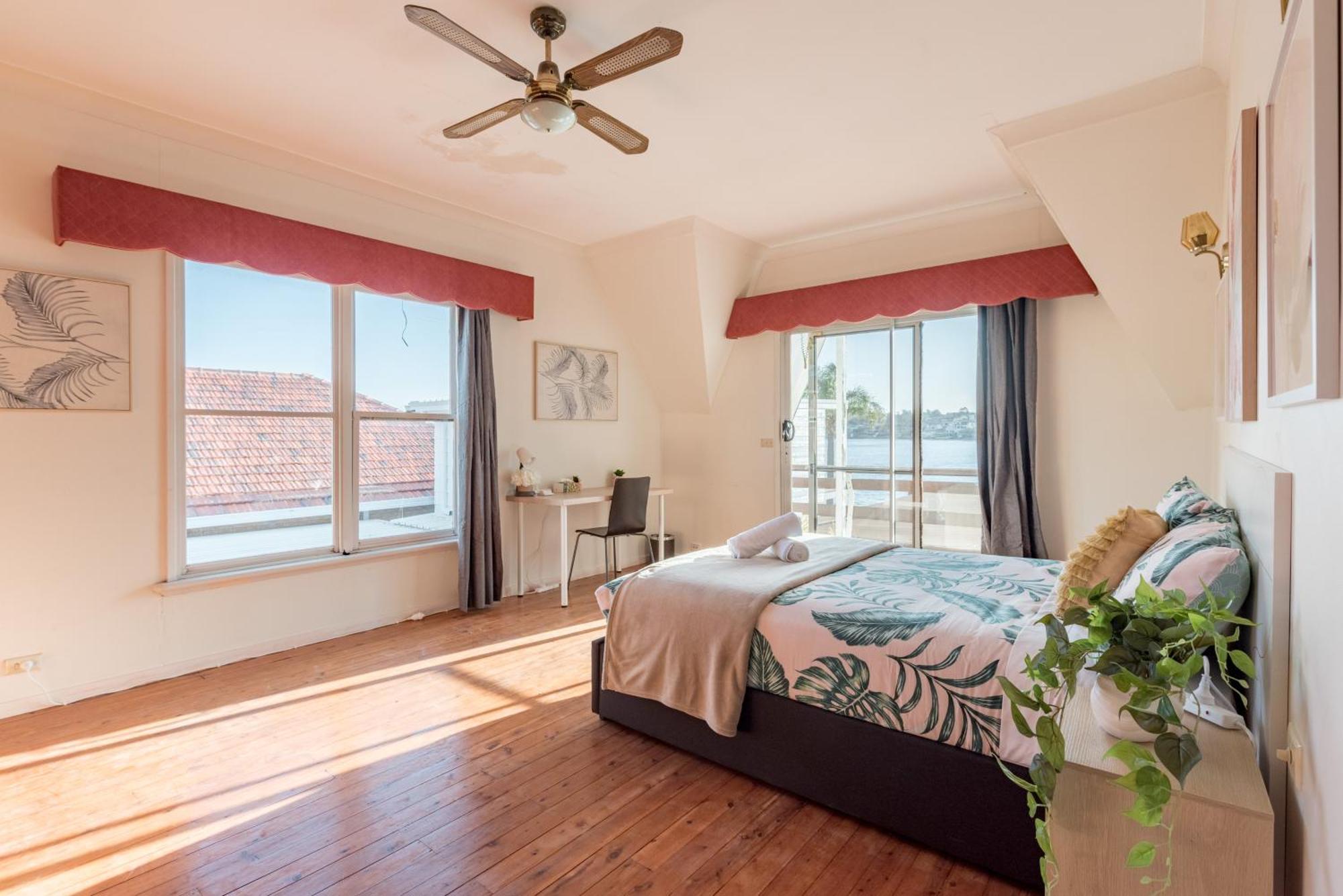 Guest house Bright King - Waterfront - Near Stations - Shared Bathroom *