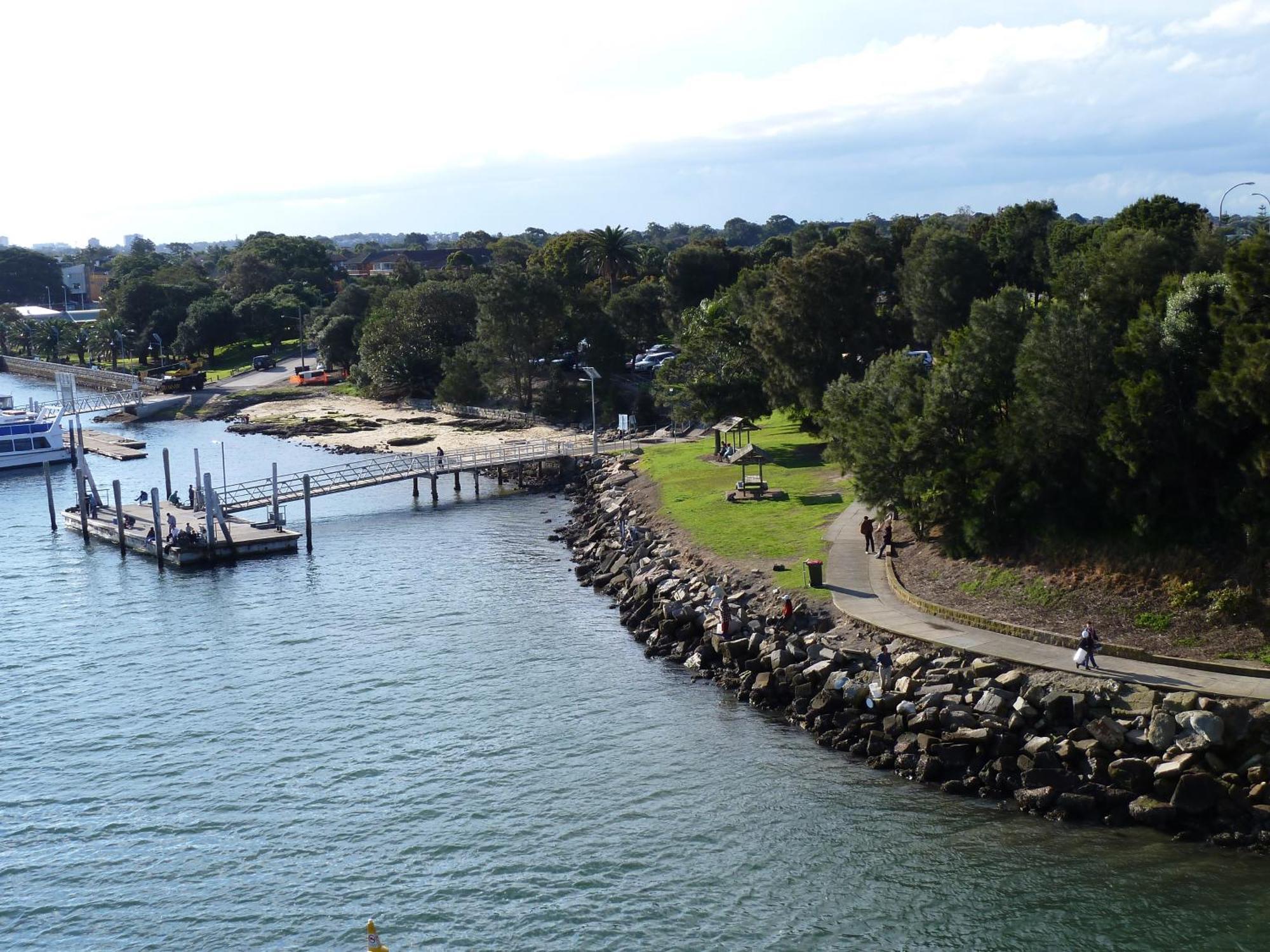 Bright King - Waterfront - Near Stations - Shared Bathroom Guest house